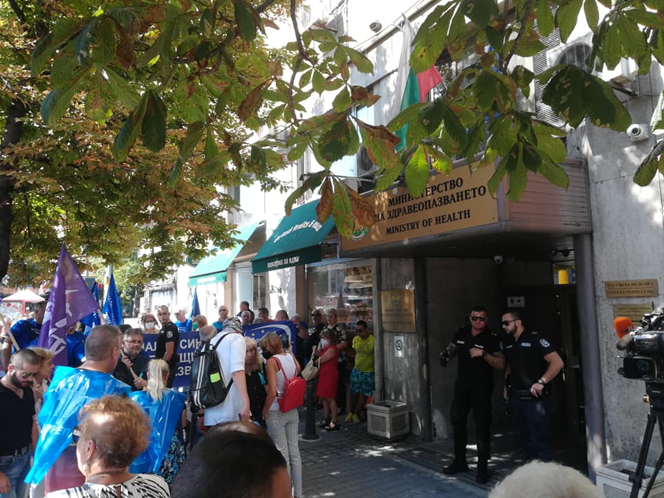 Спешни медици на протест пред МЗ