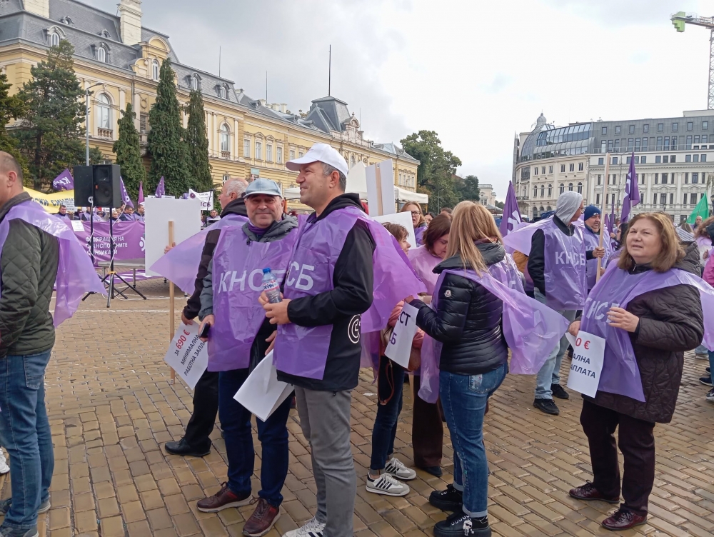 Протест за доходите блокира центъра на София