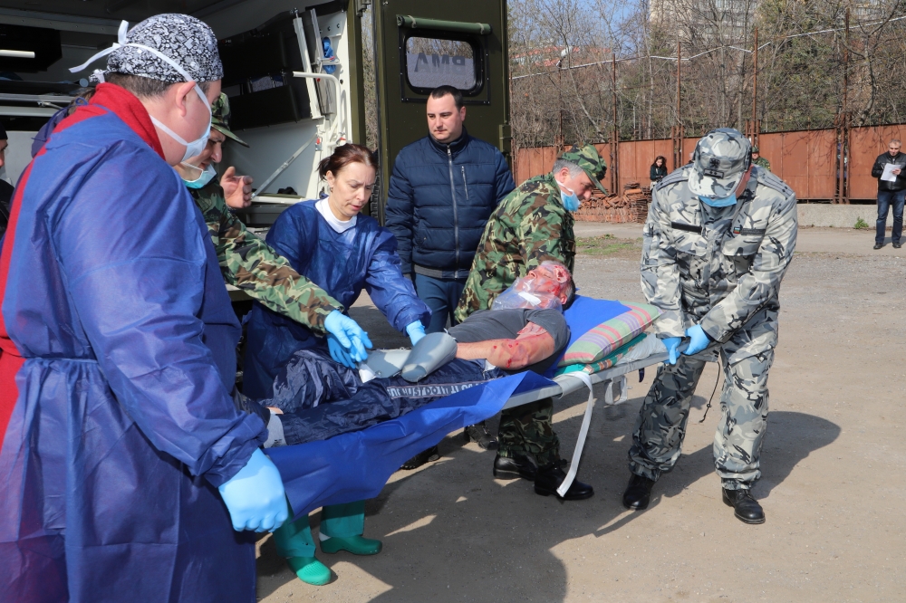 „Спасяваха” затрупани под рухнала сграда 