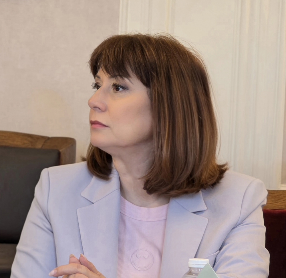 Омбудсманът иска ясни здравни досиета при осиновяване