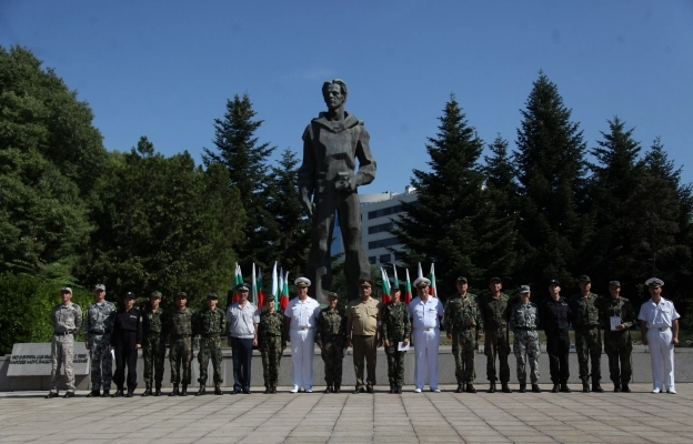 Лекари от ВМА на курс по военна подготовка