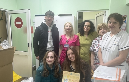 Ученици с дарение за Детската болница