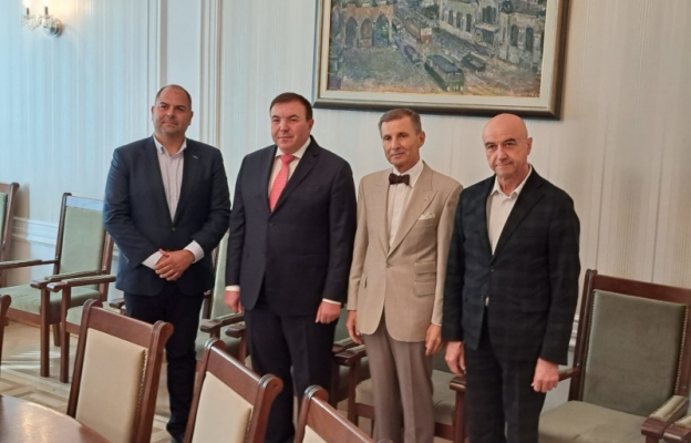 Проф. Ангелов разговаря с представители на търговски камари