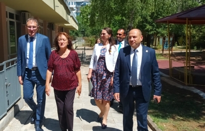 Гуцанов посети център за деца в Ловеч