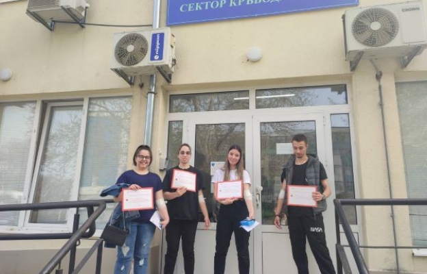 Абитуриенти дариха кръв в Бургас 