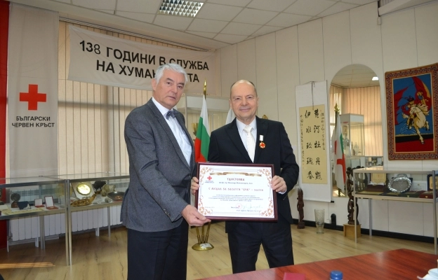 БЧК отличи с медал декан на МУ-София