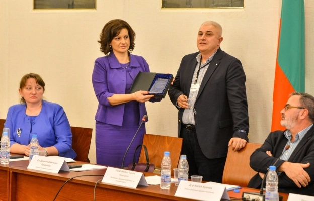 Депутати и медиатори нищиха ваксините