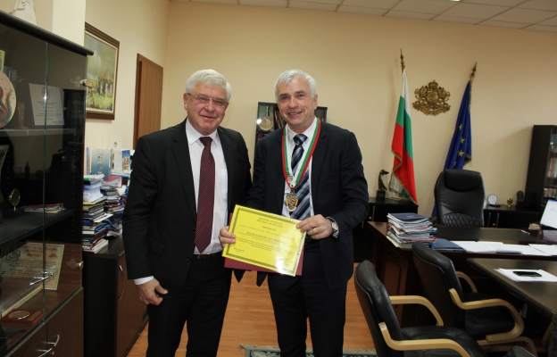 Проф. Валтер Клепетко с почетен знак на МЗ