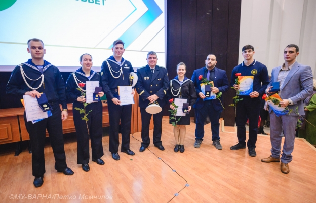  Наградиха курсанти-военни лекари