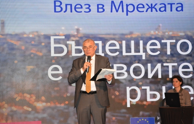 Подобряват е-уменията на 670 000 