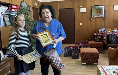Ученичка дари спестяванията си на деца