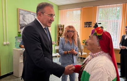 Гуцанов поздрави възрастни хора
