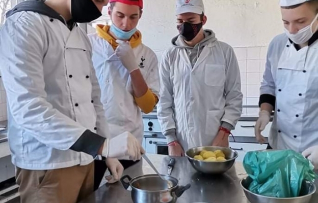 Ученици правят топъл обяд за медици 