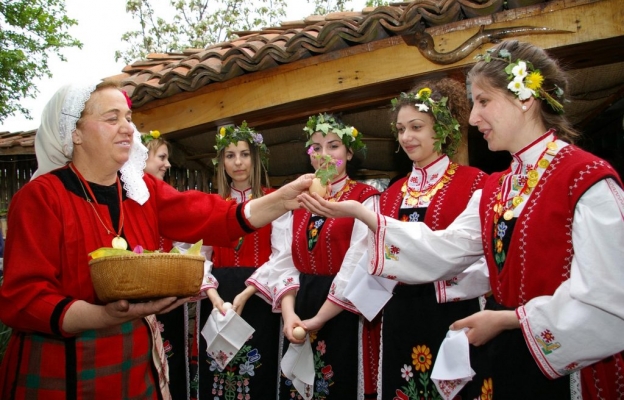 Момичета и девойки пресъздадоха лазаруване