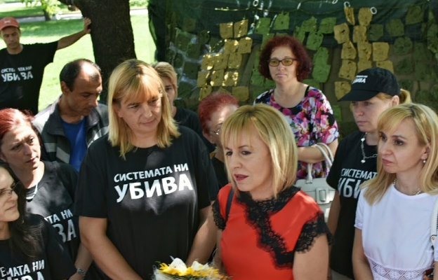 Манолова посети палатковия лагер 