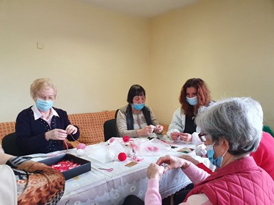 Възрастни хора дариха мартеници на медици