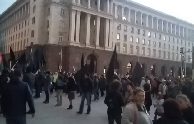 Продължават протестите пред МС