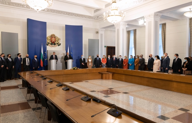 Служебният кабинет пое щафетата 