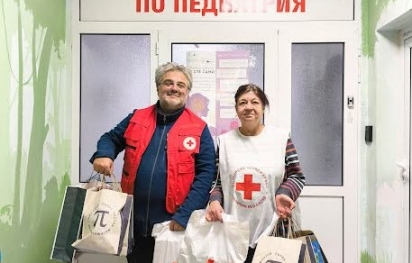 БМЧК с подаръци за болни деца