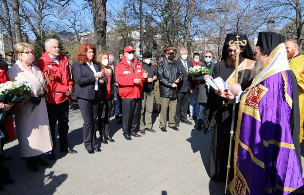Поклон пред Докторския паметник 