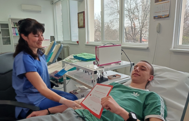 Абитуриенти даряват кръв 