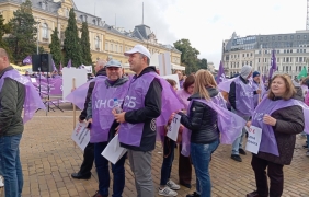 Протест за доходите блокира центъра на София